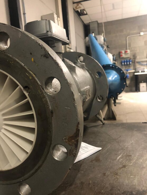 Tecnico che manutiene un misuratore di gas industriale in laboratorio