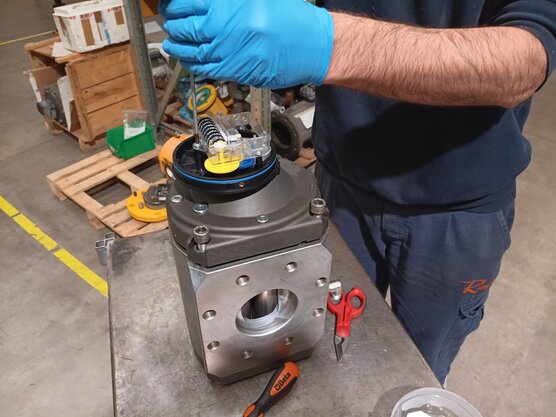 Tecnico che esegue la verifica metrologica di un contatore gas secondo DM 93 2017
