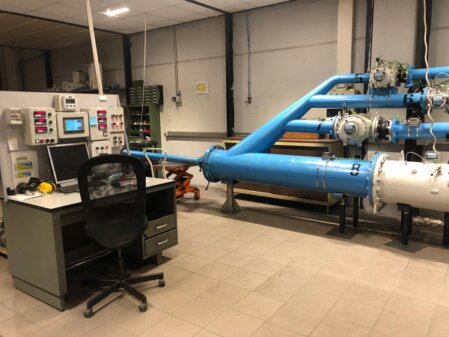 Tecnico che esegue prove metrologiche su un contatore gas in laboratorio