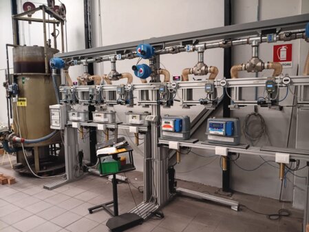 Tecnico che esegue prove metrologiche su un contatore gas in laboratorio