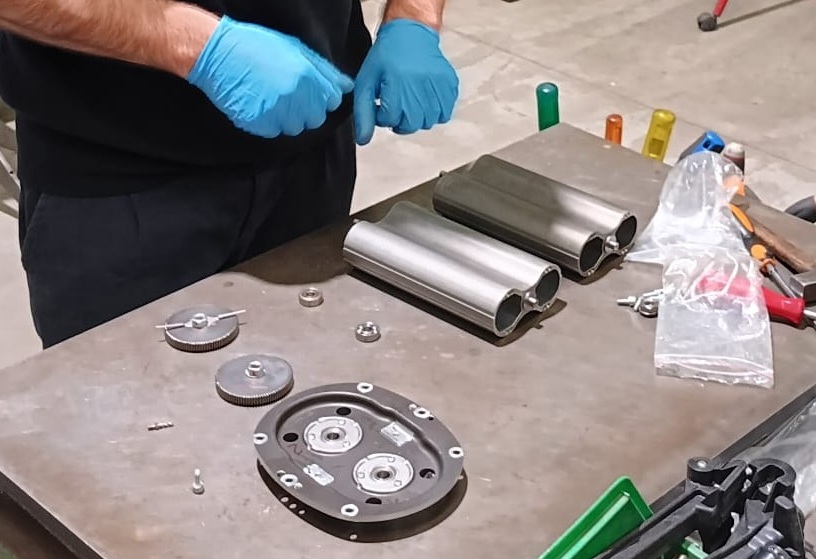 Tecnico che effettua la riparazione di un misuratore di gas industriale