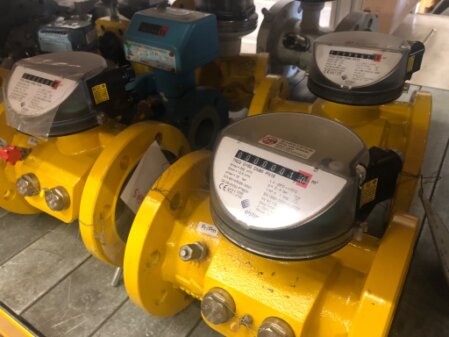 Tecnico che esegue prove metrologiche su un contatore gas in laboratorio