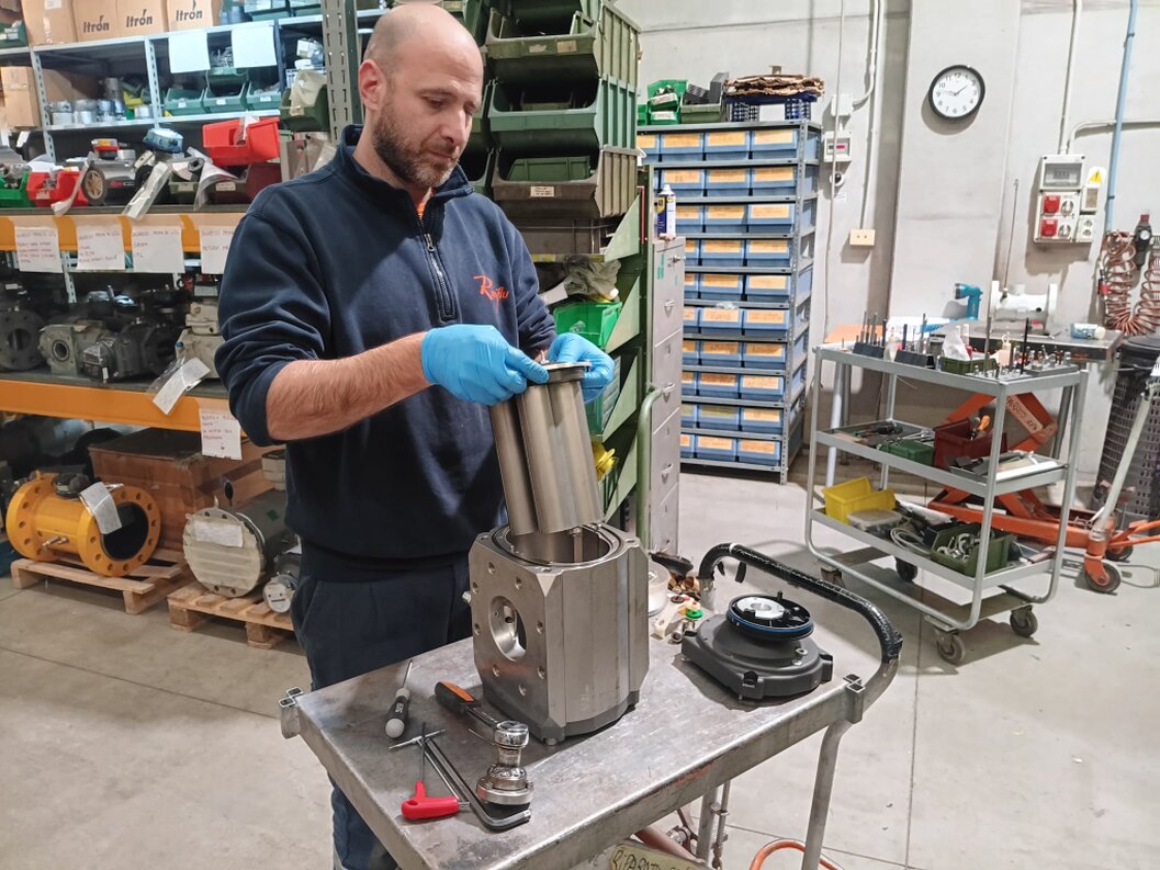 Tecnico che effettua la riparazione di un misuratore di gas industriale