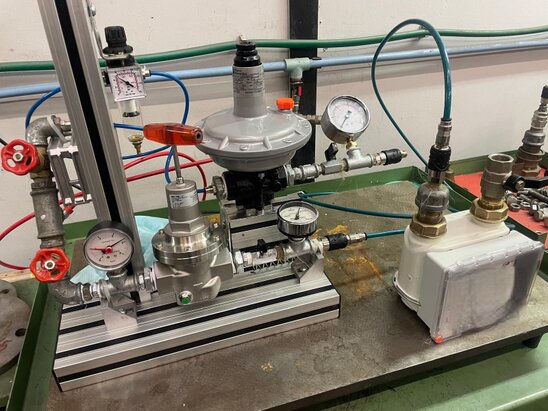 Procedura di verifica periodica su un contatore gas in laboratorio certificato